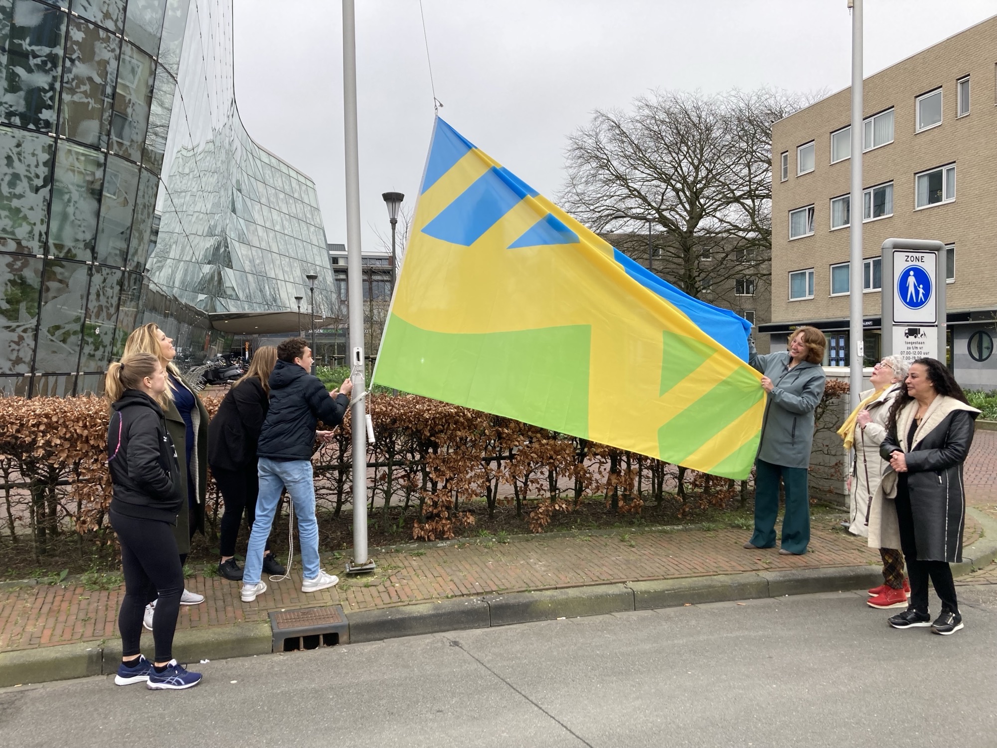 Hijsen mensenrechtenvlag Alphen aan den Rijn 2024