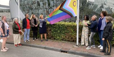 Gemeente Alphen ad Rijn hijst vlag