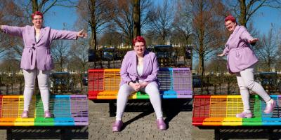 Fons op het regenboogbankje